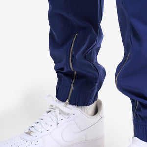AlphaStyle Yance Cargo Zip Joggers in Navy – Detailaufnahme des Beinabschlusses mit Reißverschluss über dem Sneaker