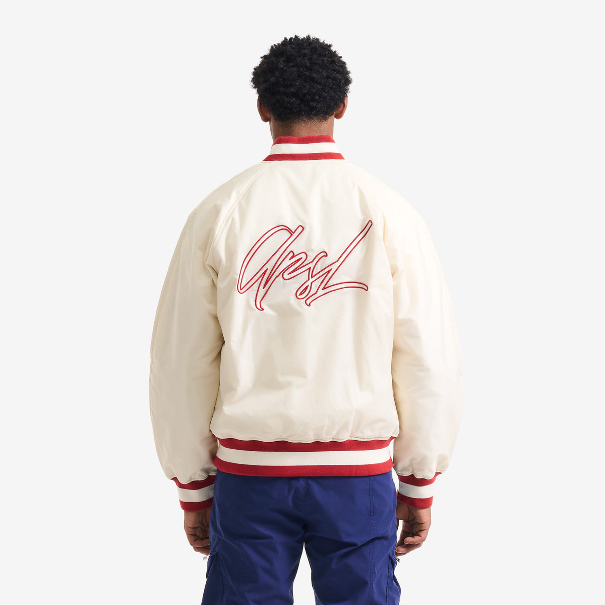 AlphaStyle Barren Varsity Jacket in Bone – Rückansicht am Model mit roter APSL-Signature