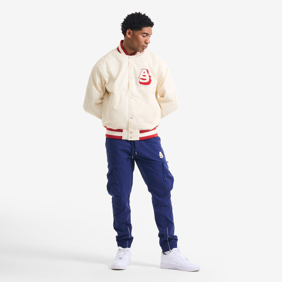 AlphaStyle Barren Varsity Jacket in Bone – Ganzkörperaufnahme am Model im kompletten Streetwear-Look