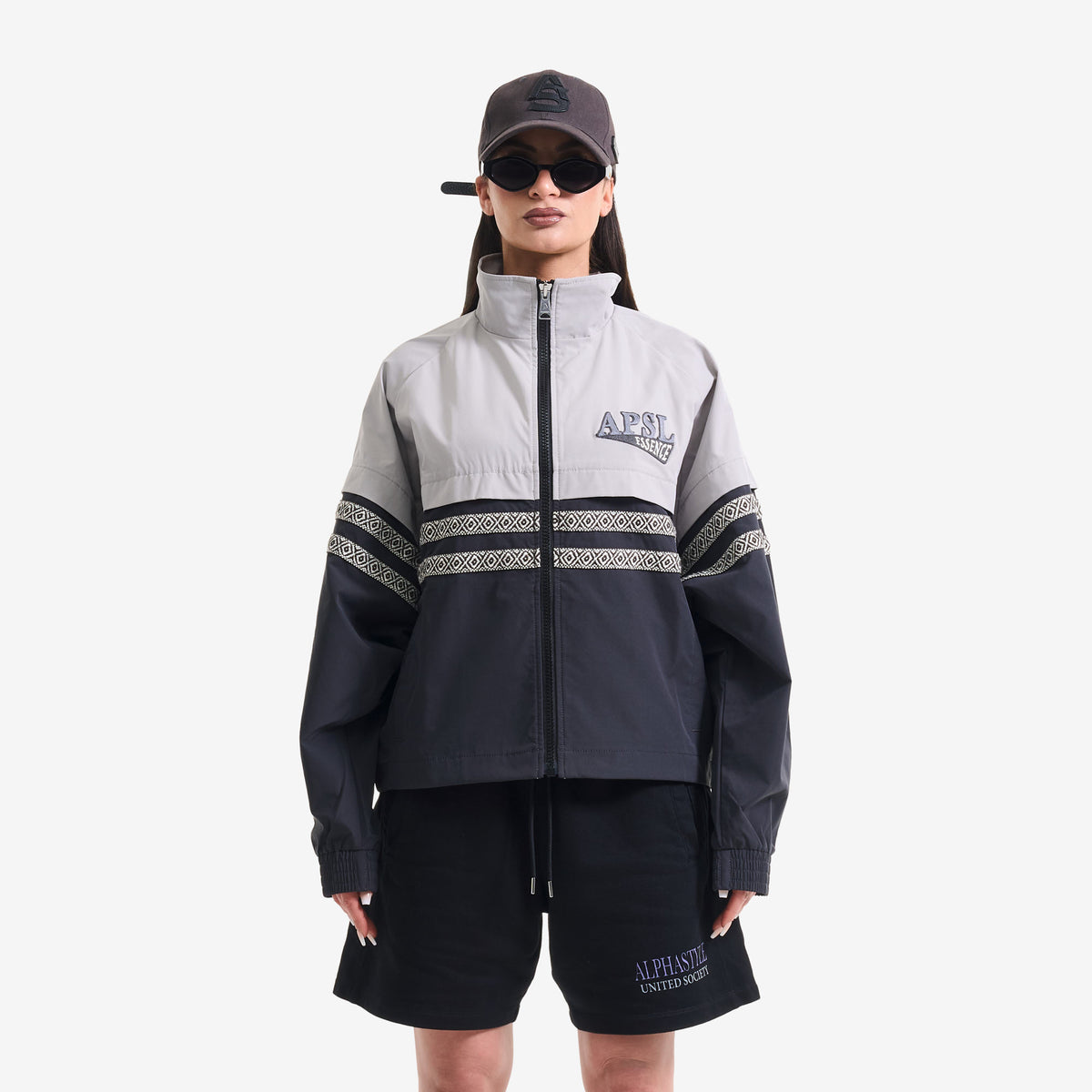 AlphaStyle Whitman Batwing Windbreaker Jacket in Black/Grey – Frontansicht am Model mit Stehkragen und Batwing-Schnitt