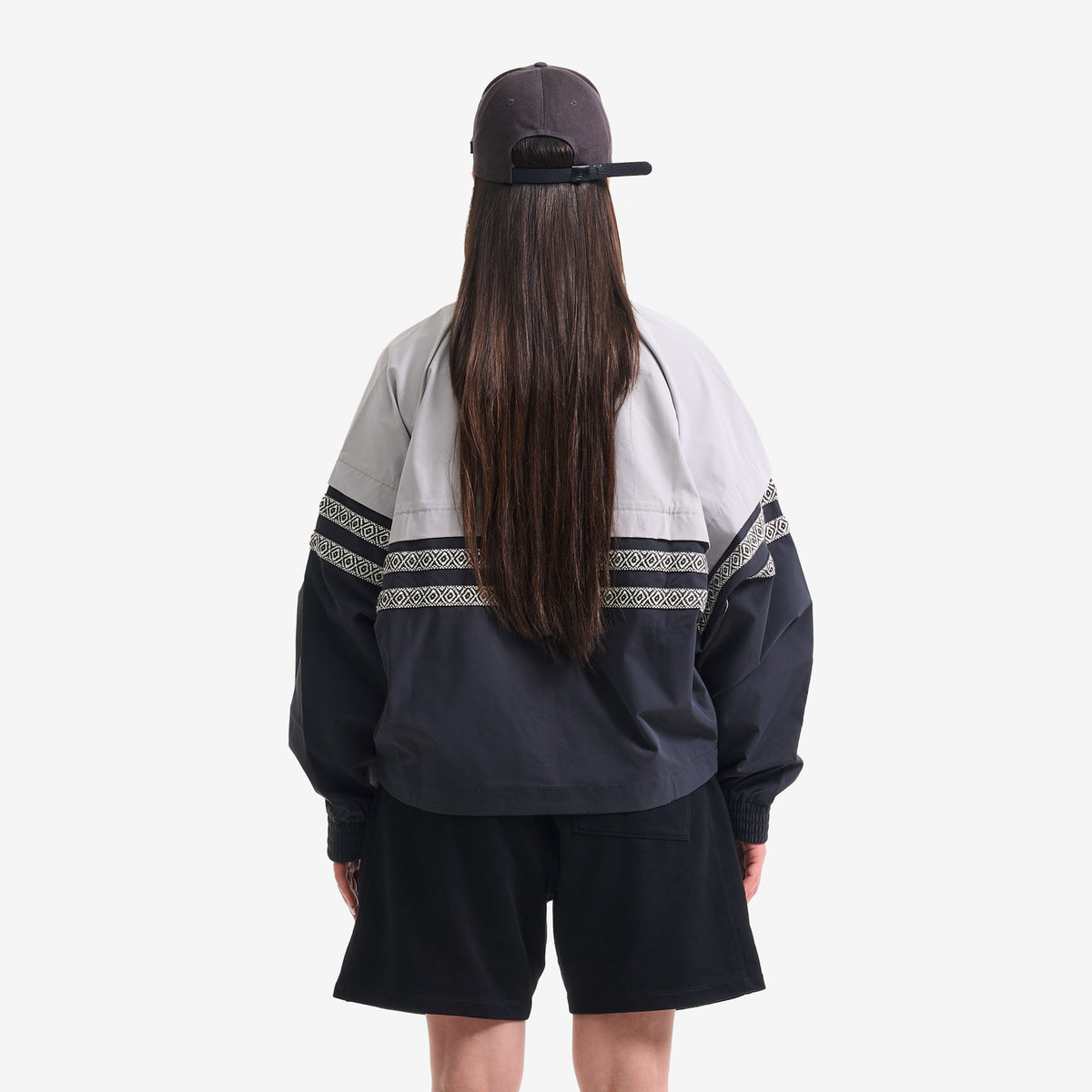 AlphaStyle Whitman Batwing Windbreaker Jacket in Black/Grey – Rückansicht am Model mit umlaufendem Aztec-Zierband