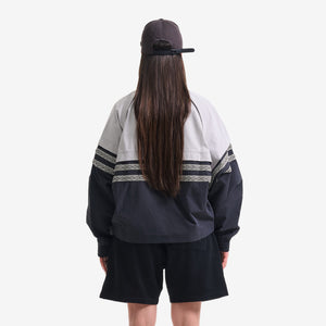 AlphaStyle Whitman Batwing Windbreaker Jacket in Black/Grey – Rückansicht am Model mit umlaufendem Aztec-Zierband