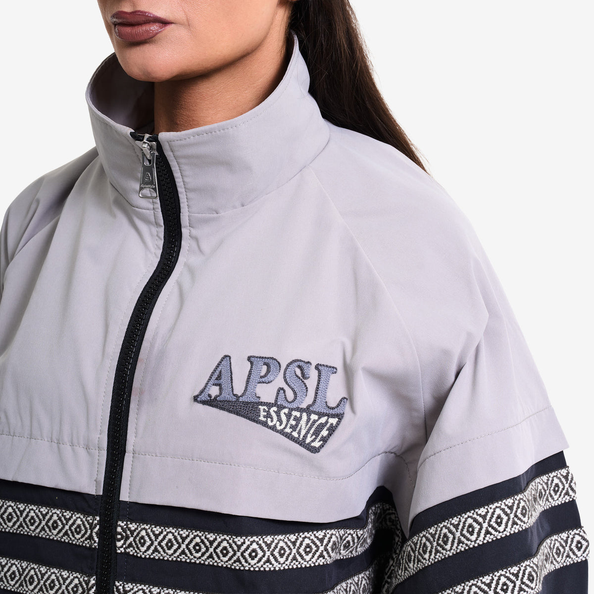 AlphaStyle Whitman Batwing Windbreaker Jacket in Black/Grey – Nahaufnahme am Model mit Stehkragen und APSL-Essence-Stickerei