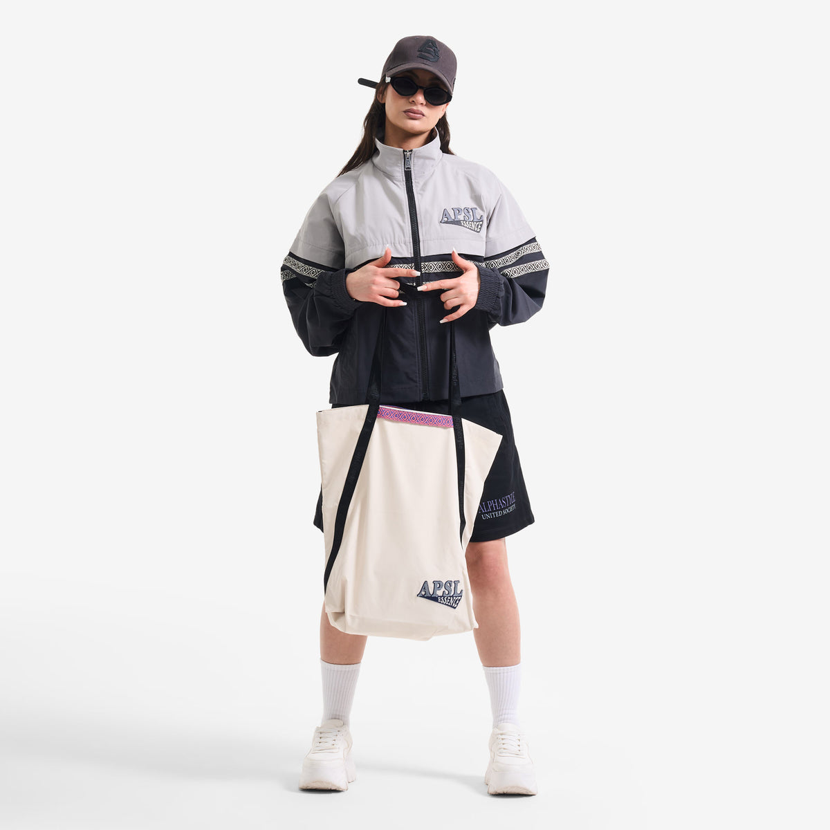 AlphaStyle Whitman Batwing Windbreaker Jacket in Black/Grey – Ganzkörperaufnahme am Model mit AlphaStyle Shopper