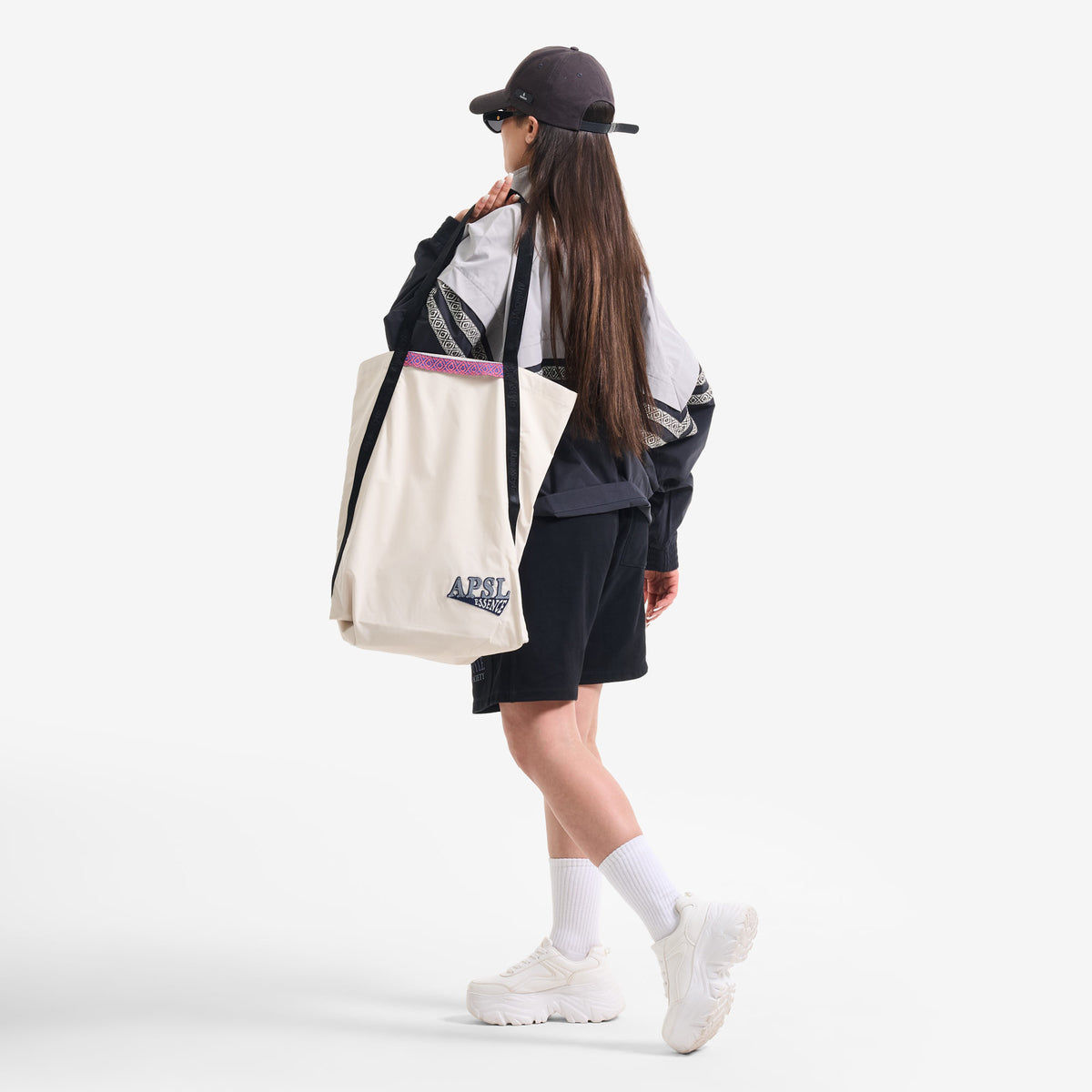 AlphaStyle Whitman Batwing Windbreaker Jacket in Black/Grey – Seitliche Ganzkörperaufnahme am Model mit Shopper über der Schulter