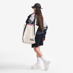 AlphaStyle Whitman Batwing Windbreaker Jacket in Black/Grey – Seitliche Ganzkörperaufnahme am Model mit Shopper über der Schulter