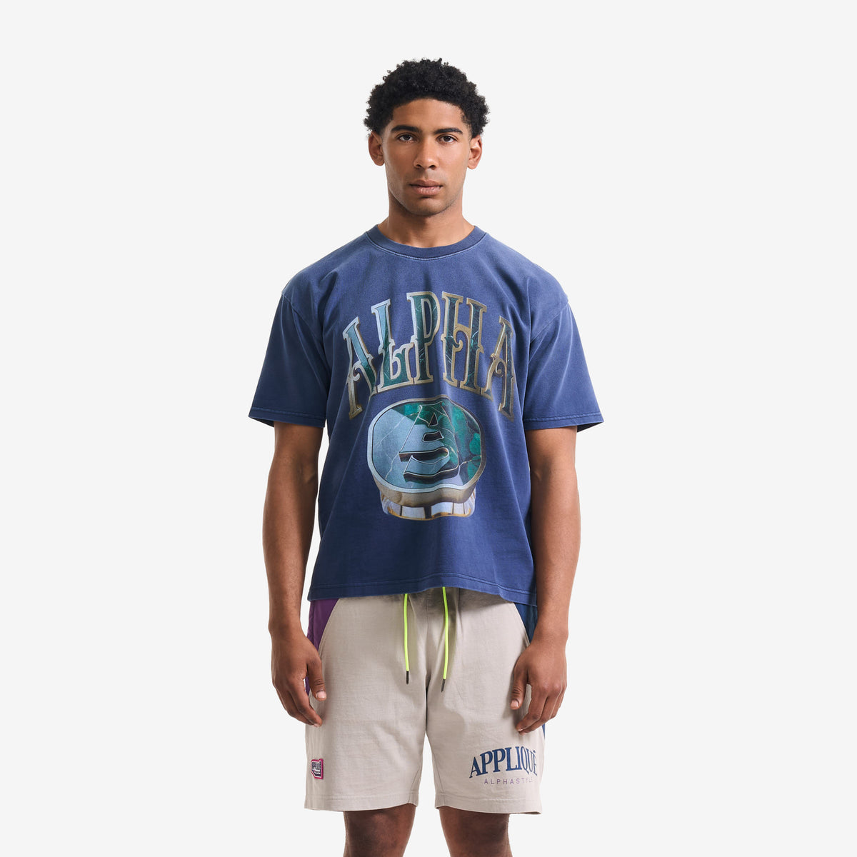 AlphaStyle Signet Ring Heavyweight T-Shirt in Washed Navy – Frontansicht am Model mit ALPHA-Siegelring-Print