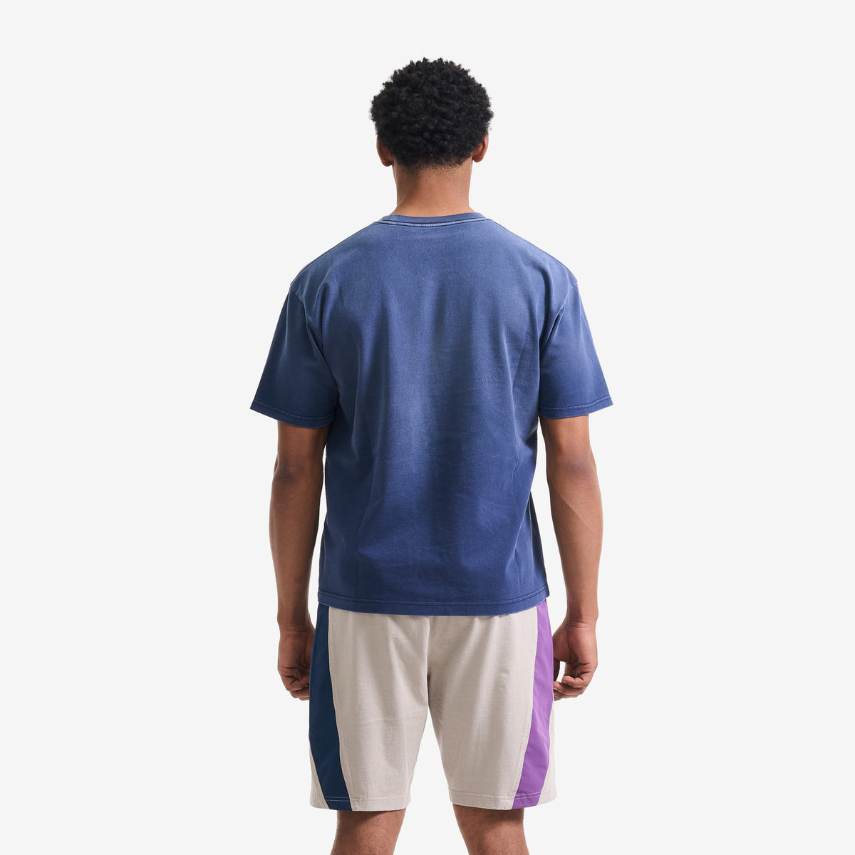 AlphaStyle Signet Ring Heavyweight T-Shirt in Washed Navy – Rückansicht am Model, schlichte Rückseite ohne Print