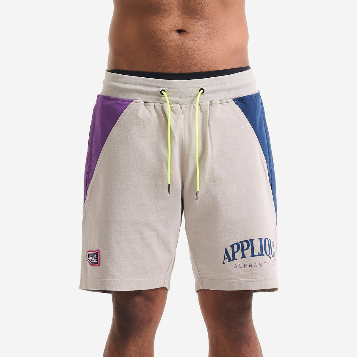 AlphaStyle Bruno Training Shorts in Light Grey – Frontansicht am Model mit Color-Block-Panels in Lila und Navy