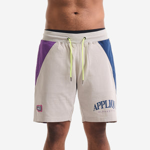 AlphaStyle Bruno Training Shorts in Light Grey – Frontansicht am Model mit Color-Block-Panels in Lila und Navy
