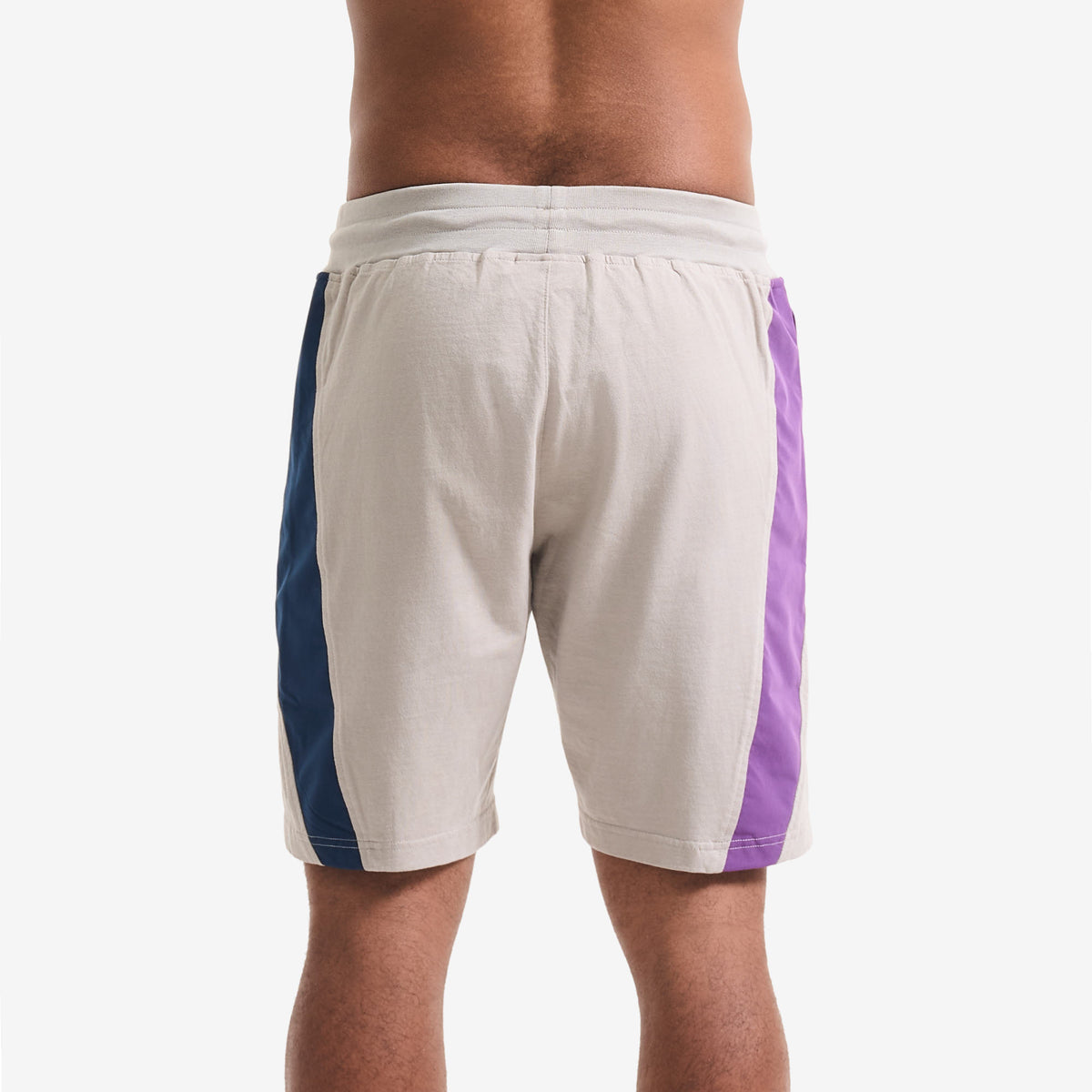AlphaStyle Bruno Training Shorts in Light Grey – Rückansicht am Model mit seitlichen Color-Block-Panels