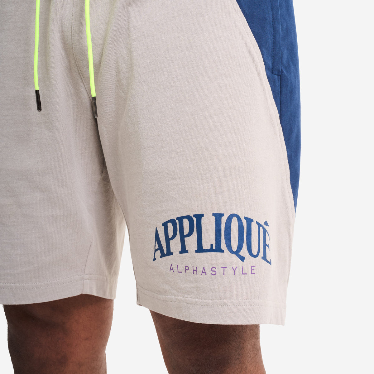 AlphaStyle Bruno Training Shorts in Light Grey – Detailansicht am Model mit APPLIQUÉ-Print und Navy-Seitenpanel