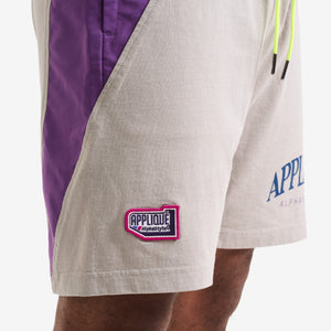 AlphaStyle Bruno Training Shorts in Light Grey – Detailaufnahme des lila Seitenpanels mit APPLIQUÉ-Rubberpatch