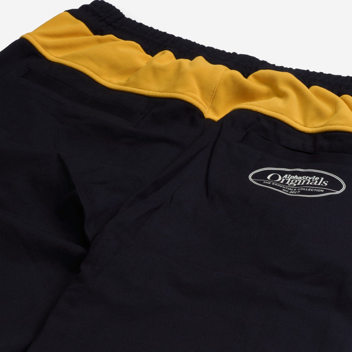 AlphaStyle Chase Track Pant Black – gesticktes Originals-Emblem und Senfgelb-Kontrastbund