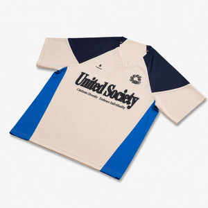AlphaStyle Reyes Soccer Jersey in Bone – Produktansicht liegend mit Color-Block-Ärmeln und blauen Mesh-Seitenpanels