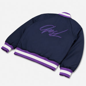 AlphaStyle Barren Varsity Jacket in Navy – Rückenansicht mit Purple Cursive AlphaStyle-Signature-Logo