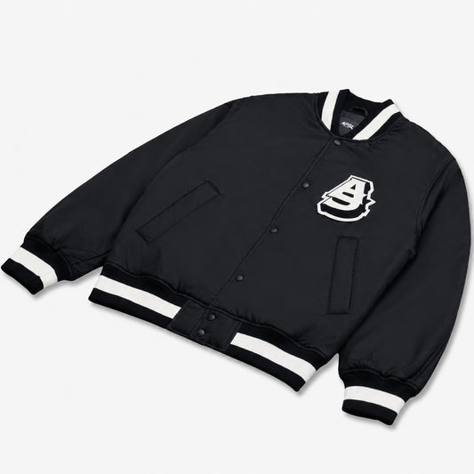 AlphaStyle Barren Varsity Jacket in Black – AS-Letter Patch auf der Brust, Black/White Ribbing, Snap-Button-Closure