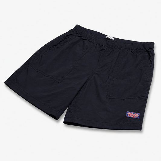 AlphaStyle Kayenta Walk Shorts in Black – Produktansicht liegend mit Kordelzug-Bund und gewebtem AlphaStyle-Label