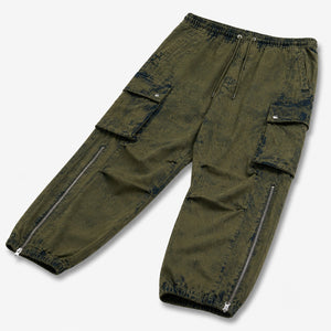 AlphaStyle Eames Cargo Pants in Army Green – Produktansicht liegend mit Cargo-Taschen und Bein-Reißverschlüssen