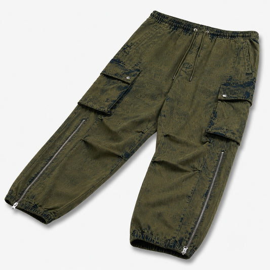 AlphaStyle Eames Cargo Pants in Army Green – Produktansicht liegend mit Cargo-Taschen und Bein-Reißverschlüssen