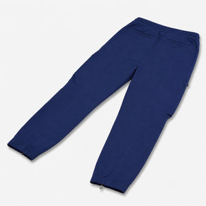 AlphaStyle Yance Cargo Zip Joggers in Navy – Detailansicht Kordelzug-Bund mit Metallösen und Beinabschluss mit Reißverschluss