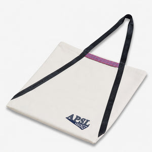 AlphaStyle Shopper in Creme mit APSL-Logo und schwarzem Tragegurt, als Beigabe zur Whitman Batwing Windbreaker Jacket