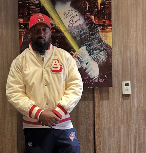The O.G. trägt AlphaStyle Barren Varsity in Bone