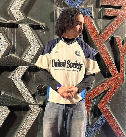 Jordan trägt AlphaStyle Reyes Soccer in Bone