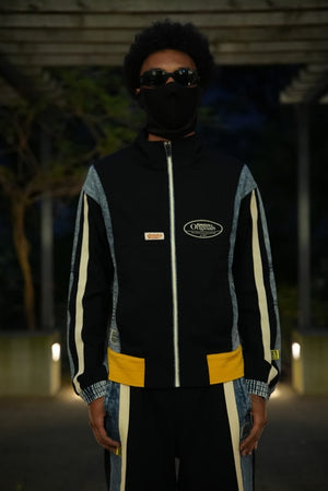 AlphaStyle Lincoln Track Jacket in Black – Frontansicht am Model mit geschlossenem Reißverschluss, Denim-Ärmeln und ovalem Brustlogo