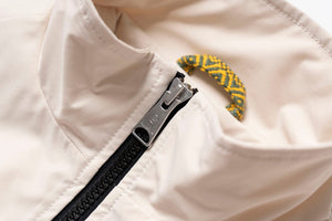 AlphaStyle Whitman Batwing Windbreaker Jacket – Detailansicht von Stehkragen und Reißverschluss mit gelbem Innenfutter