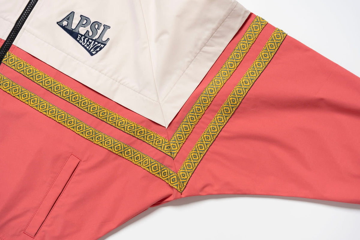 AlphaStyle Whitman Batwing Windbreaker Jacket – Detailansicht der Schulterpartie mit V-förmig zulaufenden Zierstreifen und APSL-Patch