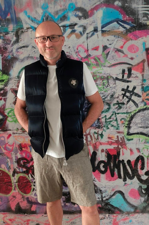 Markus trägt Woodpecker Vest in All Wet Navy